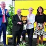 Vera Politkovskaja (in bianco al centro) alla consegna del premio Ambassador of Freedom