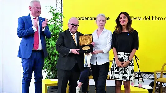 Vera Politkovskaja (in bianco al centro) alla consegna del premio Ambassador of Freedom
