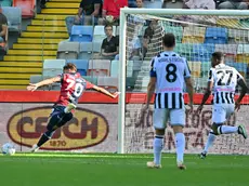 Il numero 27 Kabasele insegue inutilmente Maldini intento a segnare il go dopo la “dormita” bianconera