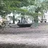Il giovane, uscito dal bar, si è seduto a parco Galvani