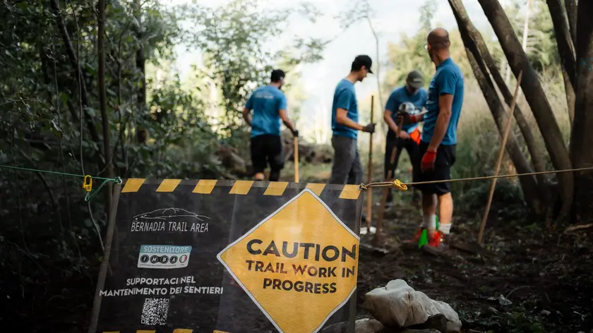 I volontari di Maglia Nera impegnati nella manutenzione dei sentieri per Mtb