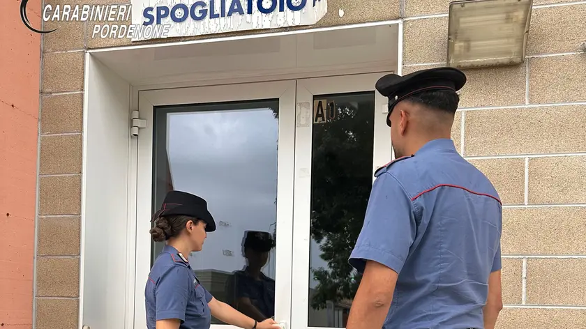 I carabinieri impegnati nell’ispezione di uno degli spogliatoi