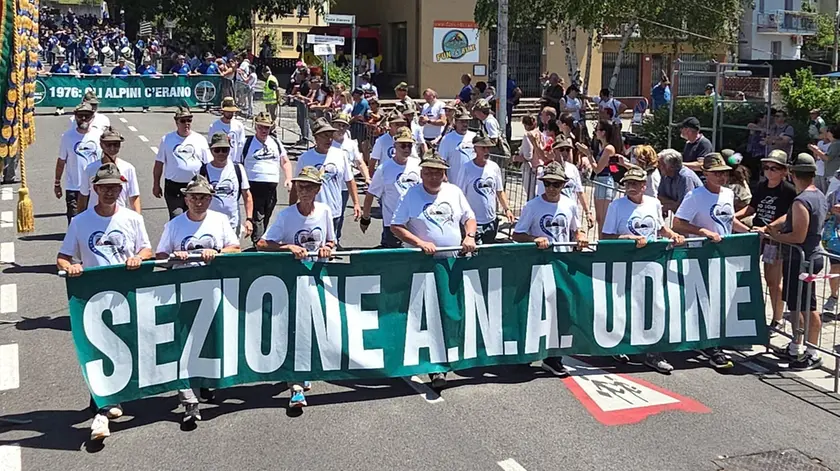 La sezione di Udine durante la sfilata del raduno triveneto ospitato a giugno a Gemona