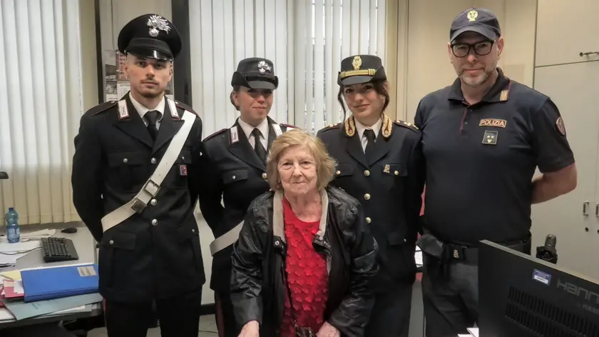 L'anziana con carabinieri e polizia
