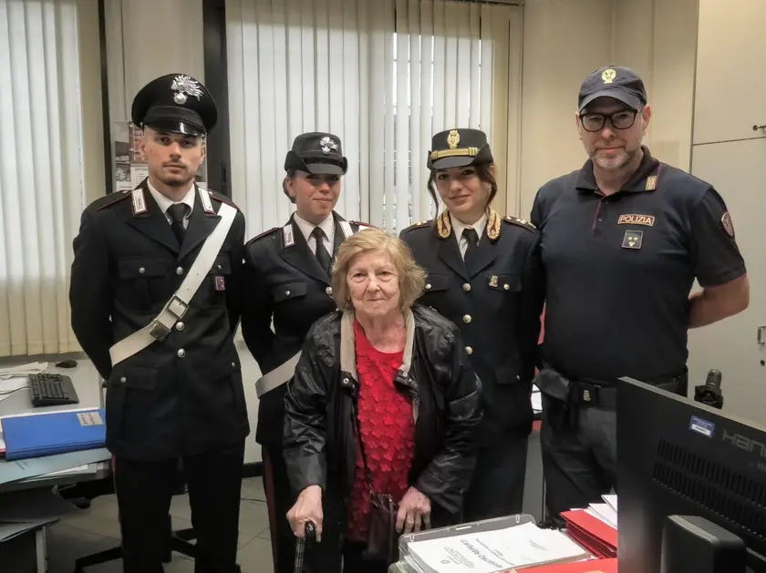 L'anziana con carabinieri e polizia