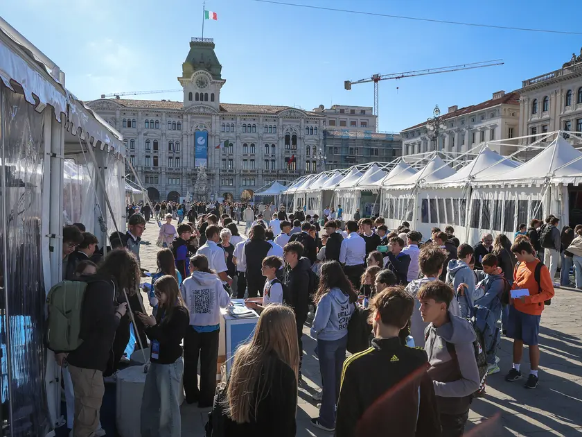 La folla in piazza Unità per Trieste Next 2026 (foto Andrea Lasorte)