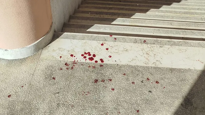 I segni degli scontri della sera prima in piazzetta Bertossi