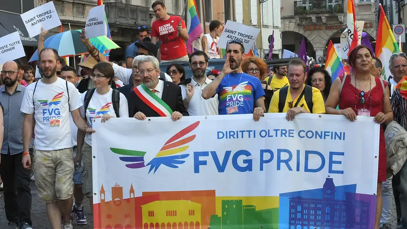 La prima edizione del Pride Fvg a Udine nel 2017 con, in prima fila, l’allora sindaco Furio Honsell