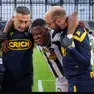 Gueye viene trasportato fuori a braccia dallo staff bianconero
