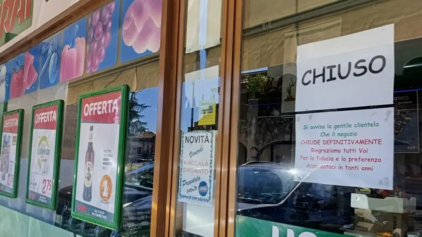 Il supermercato Crai di via Mazzini, gestito da oltre trent'anni dai fratelli Giuseppe e Fabio Manfè, ha chiuso definitivamente