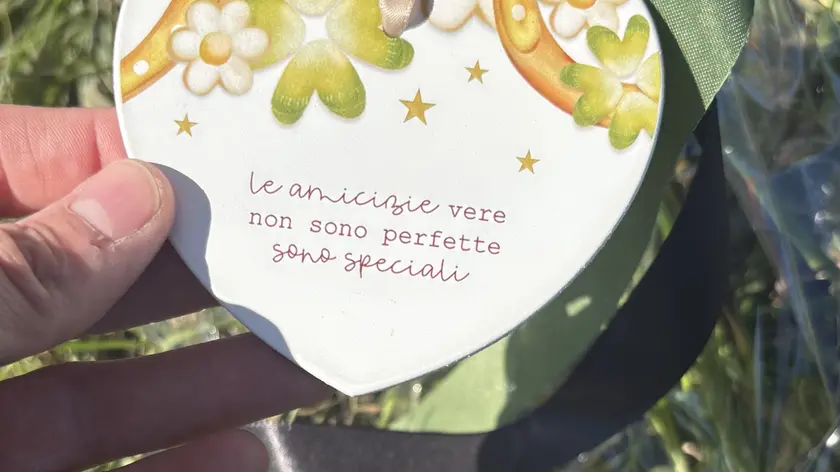 Un cuore lasciato dagli amici di Riccardo Brescia sul luogo della tragedia