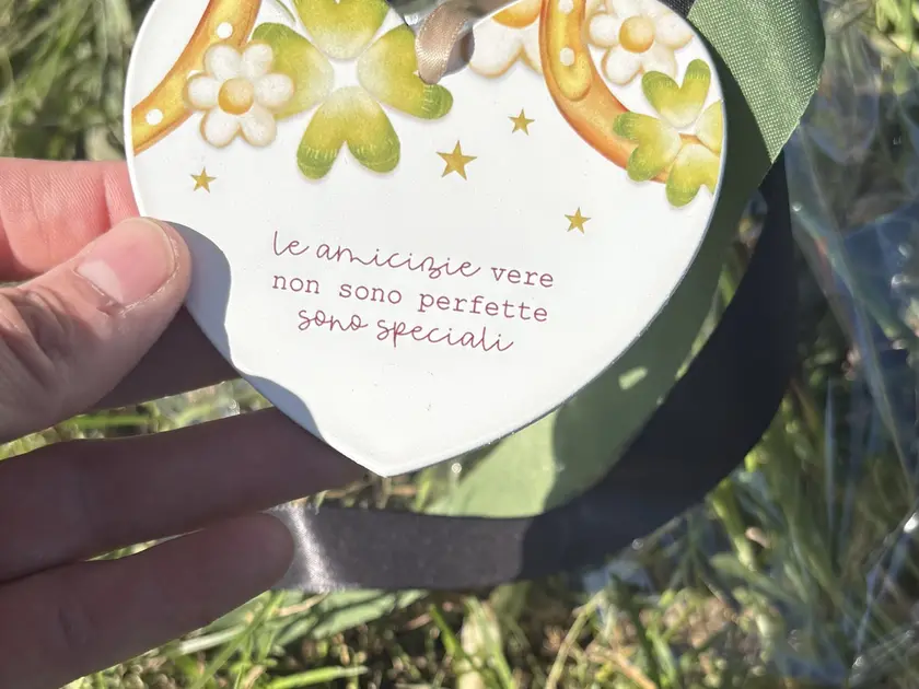 Un cuore lasciato dagli amici di Riccardo Brescia sul luogo della tragedia