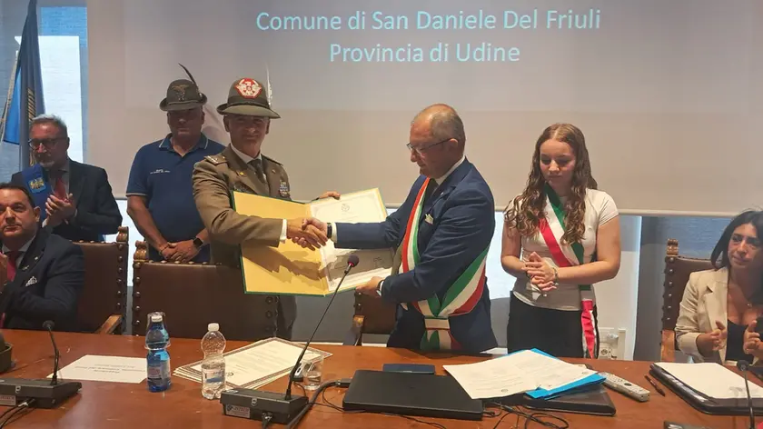 La consegna del sigillo alla Brigata Julia