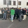 Una settantina di cittadini stranieri davanti alla Prefettura per chiedere informazioni