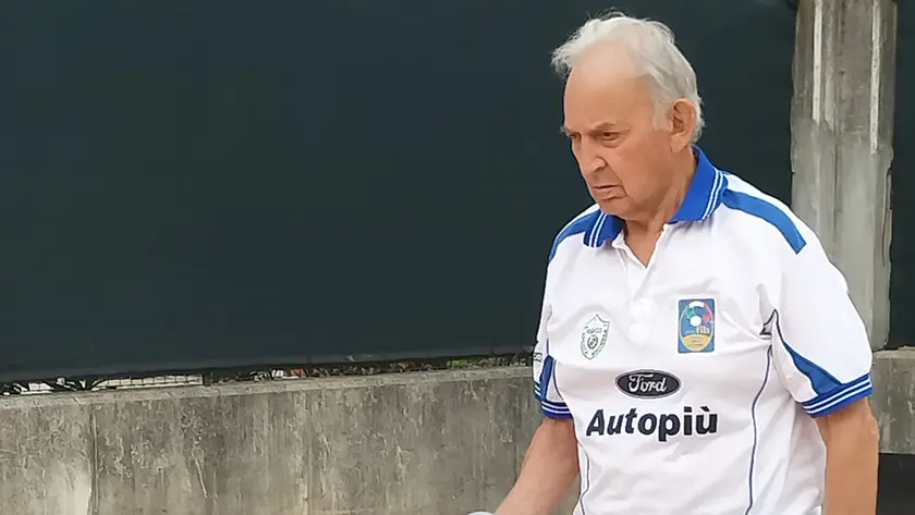 Il presidente Dino Schiavo,classe 1937, sui campi di bocce a Virco