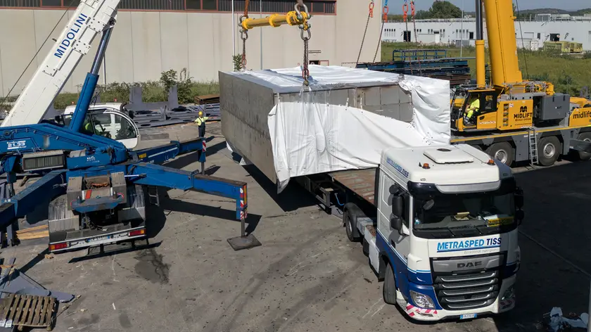 Le operazioni di carico sul camion della cassa, nello stabilimento della Mcn Foto Bonaventura