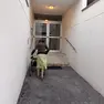 L’ingresso del condominio nel quale è stato occupato l’appartamento (foto Pòrcile)