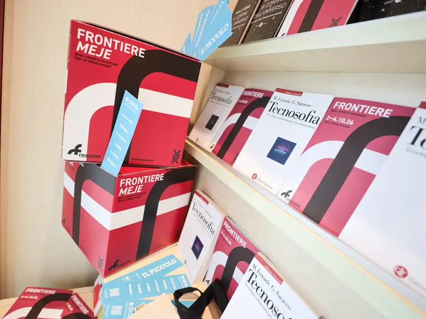 Vetrine librerie allestite per Frontiere. Foto Tibaldi