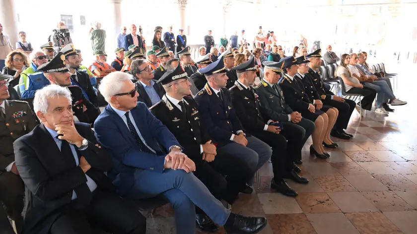 Grande partecipazione, giovedì in piazza Libertà, sotto la loggia del Lionello alle celebrazioni per i 160 anni della polizia locale di Udine (Fotoservizio Petrussi)