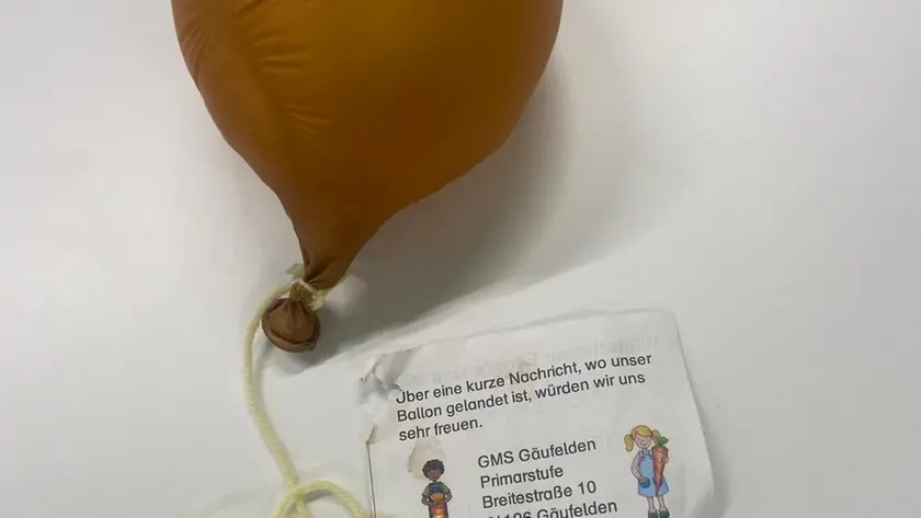 Il palloncino atterrato vicino alla scuola primaria di Majano
