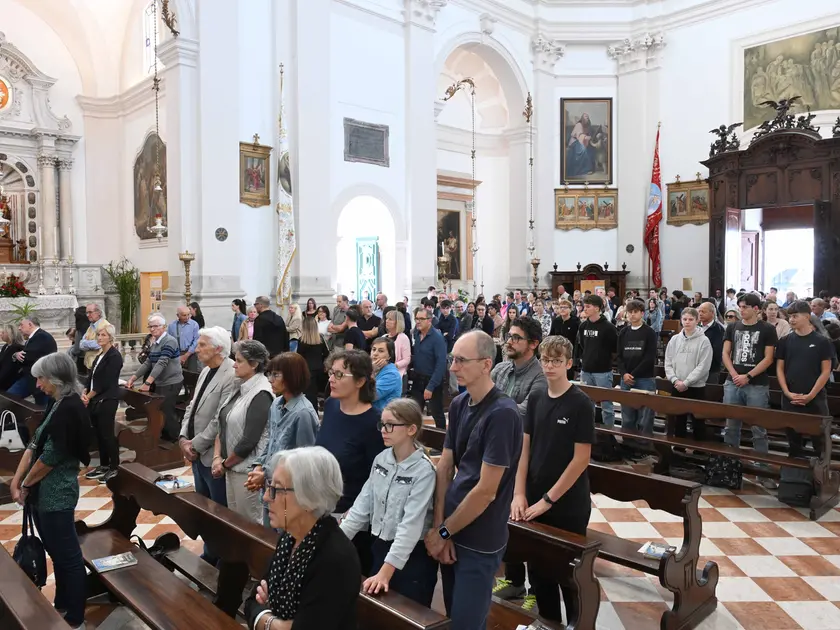 Chiesa gremita per il funerale a Tricesimo