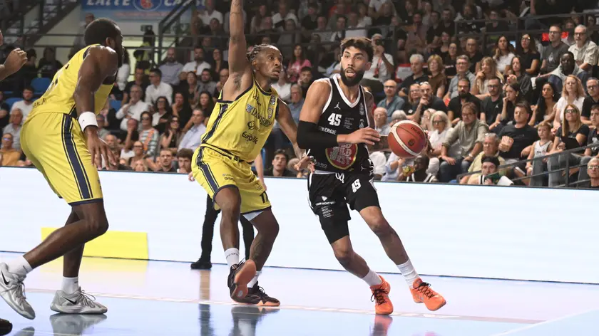 Denzell Valentine nel match contro Scafati (foto Petrussi)