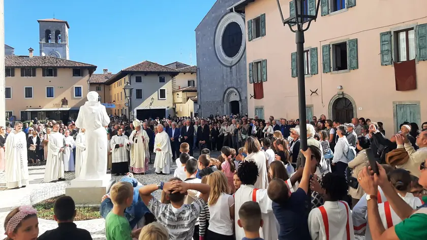 La cerimonia che si è tenuta in piazza San Francesco con la statua a Cividale