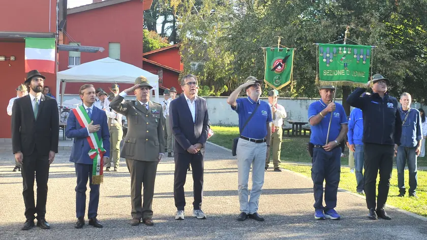 Gli alpini e le autorità sono partiti dalla baita di via Di Brazzà e hanno sfilato per le vie del quartiere /Foto Petrussi