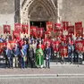 Il gruppo dei labari dell’Afds davanti al Duomo. Foto Petrussi