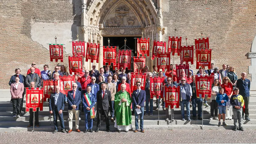 Il gruppo dei labari dell’Afds davanti al Duomo. Foto Petrussi
