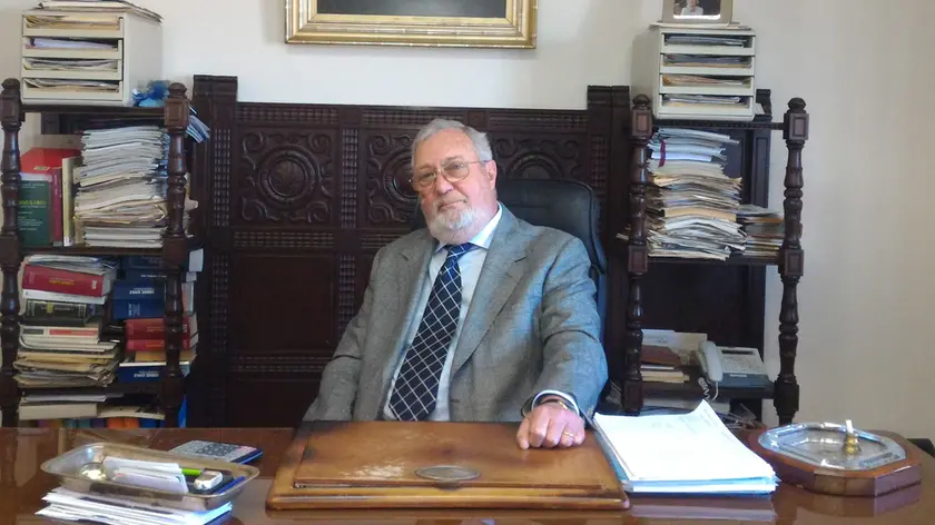 Italico Mareschi alla sua scrivania nello studio notarile