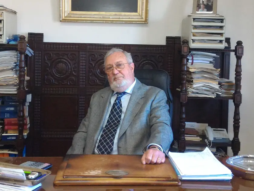 Italico Mareschi alla sua scrivania nello studio notarile