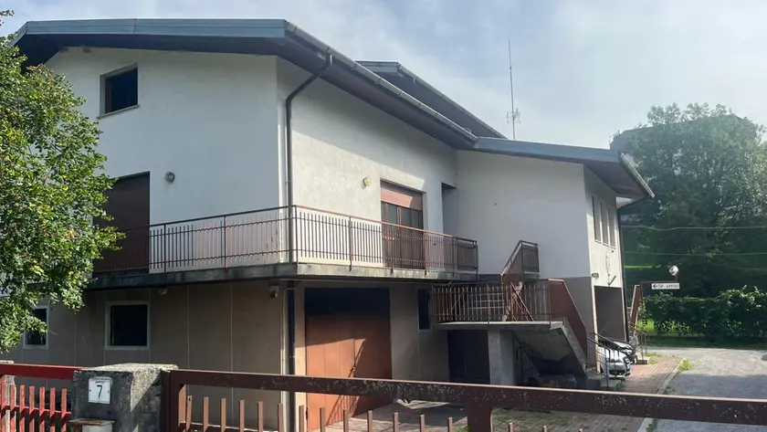 La caserma dei carabinieri a Comeglians