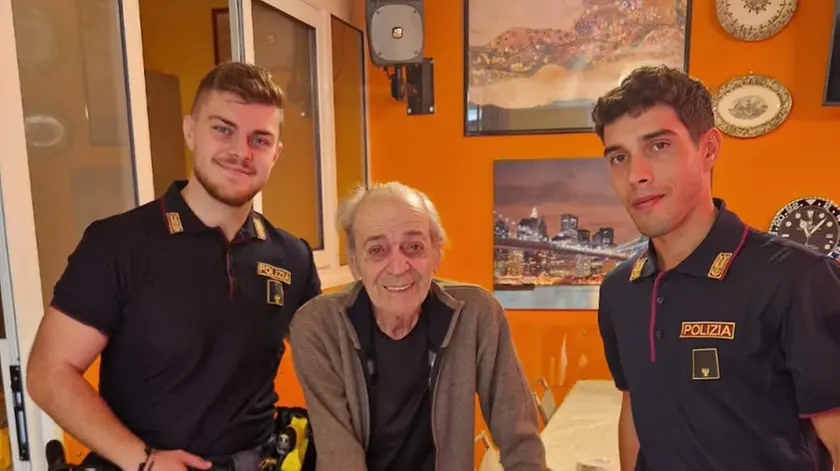Il signor Luigi con gli agenti che sono andati a trovarlo