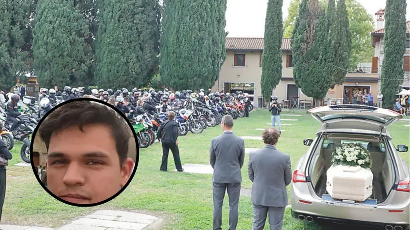 Nel tondo Riccardo Brescia, nella foto grande i suoi amici in moto al funerale. Foto Petrussi