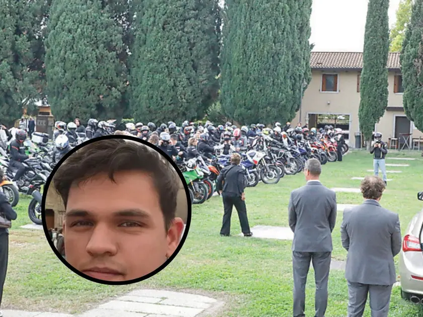 Nel tondo Riccardo Brescia, nella foto grande i suoi amici in moto al funerale. Foto Petrussi