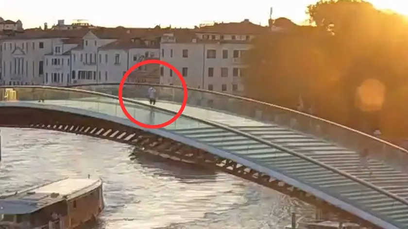 Un porter abusivo all’alba sul ponte di Calatrava