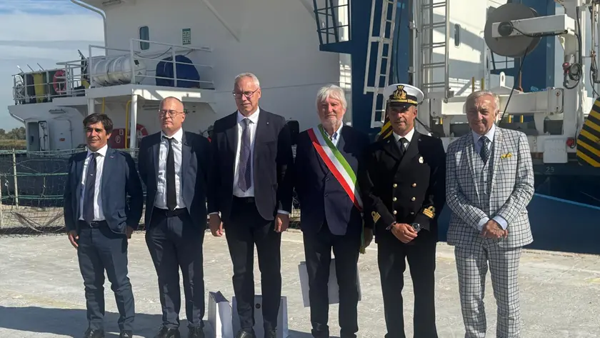 Da sinistra Scafidi, Gambardella, Bordin, Del Frate, Vadi e Carlini davanti al mercantile CL Nogaro