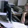 Un’impiegata al lavoro in un’azienda privata: anche le donne restano in servizio ben oltre i sessant’anni Foto Ansa