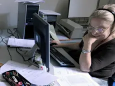 Un’impiegata al lavoro in un’azienda privata: anche le donne restano in servizio ben oltre i sessant’anni Foto Ansa