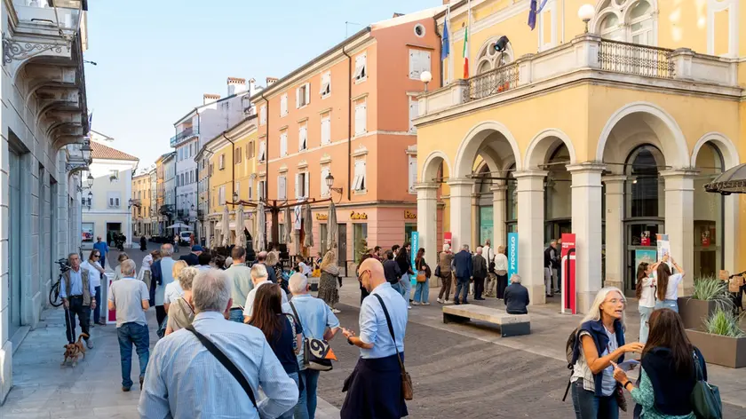 Le code dei goriziani fuori dal teatro