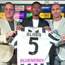 David Alaba mostra la sua nuova maglia tra il dg Collavino e il direttore dell’area tecnica Inler