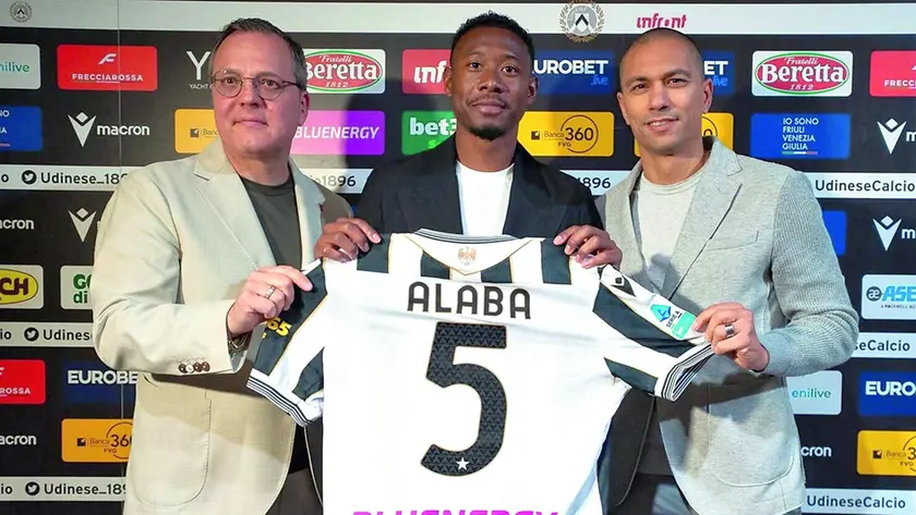 David Alaba mostra la sua nuova maglia tra il dg Collavino e il direttore dell’area tecnica Inler