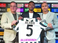 David Alaba mostra la sua nuova maglia tra il dg Collavino e il direttore dell’area tecnica Inler