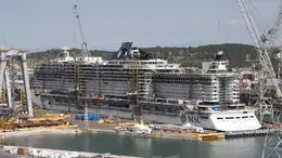 Una nave passeggeri in allestimento nel cantiere di Monfalcone