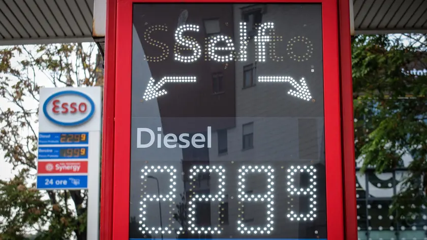Carburanti, il taglio degli sconti nazionali cancella i benefici regionali: diesel in rialzo e polemica sui prezzi