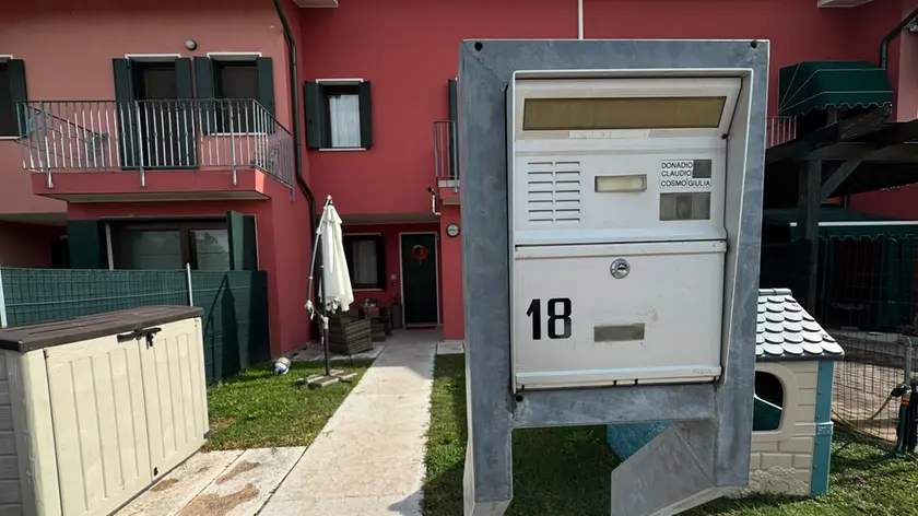 L’ingresso dell’abitazione di Donadio al civico 18 di via Sarpi a Eraclea