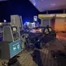 L'auto contro il distributore di benzina