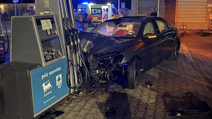 Piomba sull'area di servizio Eni e sradica una pompa di benzina: giovane militare salvo per miracolo