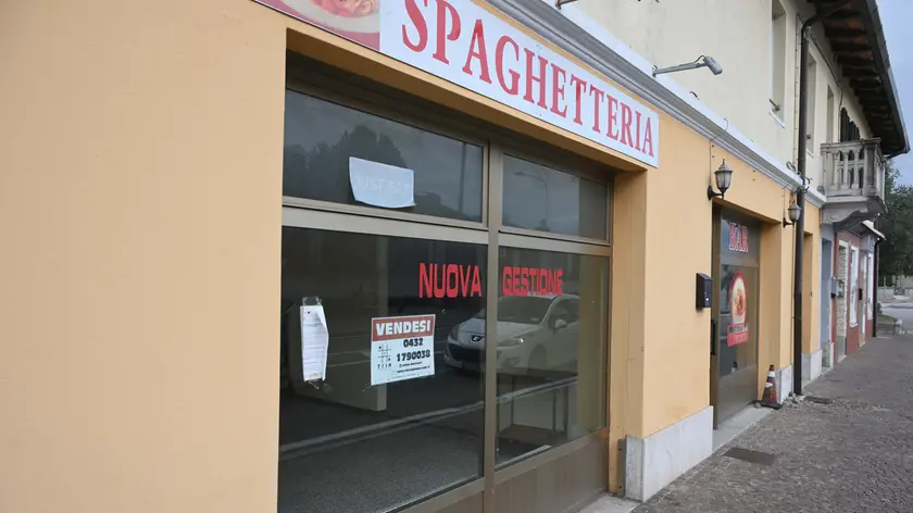 I due volti di via Cividale a Udine: tra serrande chiuse, pulizia e la spaccatura del passaggio a livello